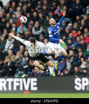 Haydon Roberts im Derby County (links) und Conor Chaplin in Ipswich Town kämpfen während des Spiels Sky Bet League One im Pride Park, Derby, um den Ball. Foto: Samstag, 1. April 2023. Stockfoto