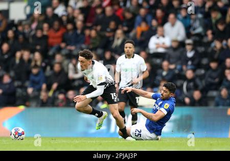 Haydon Roberts im Derby County (links) und Massimo Luongo in Ipswich Town kämpfen während des Spiels Sky Bet League One im Pride Park, Derby, um den Ball. Foto: Samstag, 1. April 2023. Stockfoto