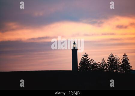 Atemberaubender Blick auf den Leuchtturm von Maspalomas während eines wunderschönen Sonnenuntergangs. Gran Canaria, Kanarische Inseln. Stockfoto