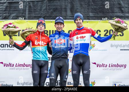 EIJSDEN - der Radfahrer Kaden Groves hat die 48. Ausgabe des Volta Limburg Classic gewonnen. Der 24-jährige Australier aus Alpecin-Deceuninck schlug den geflohenen Maxim Van Gils aus Belgien auf dem Sprint in Eijsden nach 193,4 Kilometern. Der holländische Champion Pascal Eenkhoorn, Teamkollege von Van Gils bei Lotto-Dstny, belegte in anderthalb Minuten den dritten Platz. ANN MARCEL VAN HORN Stockfoto