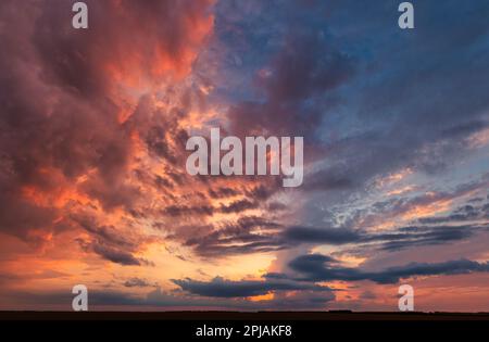 goldene Stunde mit diesem atemberaubenden Bild eines strahlenden Sonnenuntergangs. Die warmen Farben und leuchtenden Wolken erzeugen ein magisches Licht, das Sie zu sich bringt Stockfoto