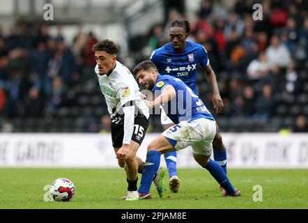 Haydon Roberts im Derby County (links) und am Morsy in Ipswich Town kämpfen um den Ball während des Spiels Sky Bet League One im Pride Park, Derby. Foto: Samstag, 1. April 2023. Stockfoto