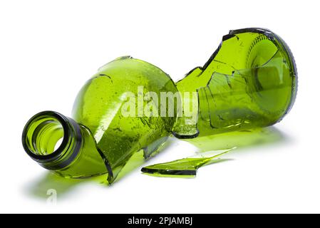 Zerbrochene Glasflasche, ausgeschnitten auf Weiß. Stockfoto