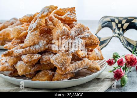 Traditionelle italienische Karneval Krapfen mit Puderzucker bestäubt - frappe oder Chiacchiere Stockfoto