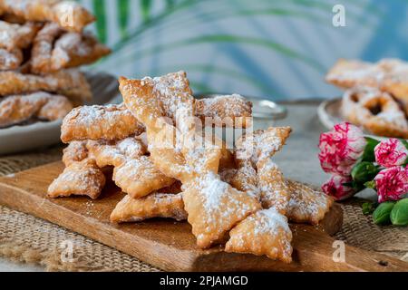 Traditionelle italienische Karneval Krapfen mit Puderzucker bestäubt - frappe oder Chiacchiere Stockfoto