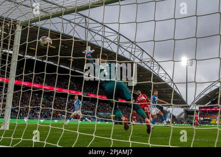 Chuba Akpom von Middlesbrough führt den Ball auf das Tor zu Boros zweitem Tor während des Sky Bet Championship-Spiels zwischen Huddersfield Town und Middlesbrough im John Smith's Stadium in Huddersfield am Samstag, den 1. April 2023. (Foto: Trevor Wilkinson | MI News) Kredit: MI News & Sport /Alamy Live News Stockfoto