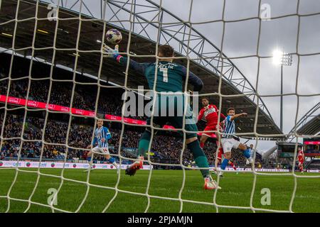 Chuba Akpom von Middlesbrough führt den Ball auf das Tor zu Boros zweitem Tor während des Sky Bet Championship-Spiels zwischen Huddersfield Town und Middlesbrough im John Smith's Stadium in Huddersfield am Samstag, den 1. April 2023. (Foto: Trevor Wilkinson | MI News) Kredit: MI News & Sport /Alamy Live News Stockfoto