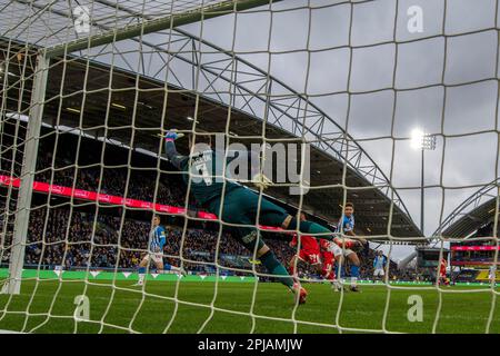 Chuba Akpom von Middlesbrough führt den Ball auf das Tor zu Boros zweitem Tor während des Sky Bet Championship-Spiels zwischen Huddersfield Town und Middlesbrough im John Smith's Stadium in Huddersfield am Samstag, den 1. April 2023. (Foto: Trevor Wilkinson | MI News) Kredit: MI News & Sport /Alamy Live News Stockfoto