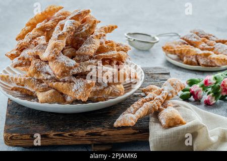 Traditionelle italienische Karneval Krapfen mit Puderzucker bestäubt - frappe oder Chiacchiere Stockfoto