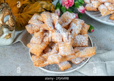 Traditionelle italienische Karneval Krapfen mit Puderzucker bestäubt - frappe oder Chiacchiere Stockfoto