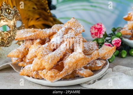 Traditionelle italienische Karneval Krapfen mit Puderzucker bestäubt - frappe oder Chiacchiere Stockfoto