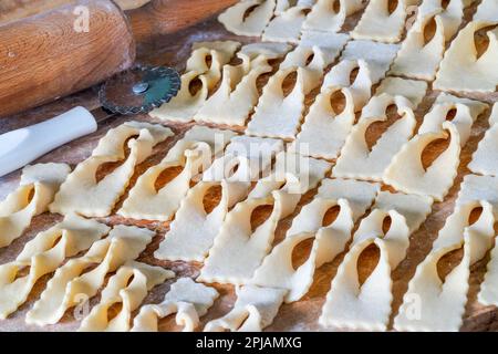 Traditionelle italienische Karnevalspeise - zum Braten zubereitete Frappe oder chiacchiere Stockfoto