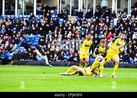 Nathanael Ogbeta (15 Peterborough United) schießt während des Spiels der Sky Bet League 1 zwischen Peterborough und Oxford United auf der London Road, Peterborough, am Samstag, den 1. April 2023. (Foto: Kevin Hodgson | MI News) Guthaben: MI News & Sport /Alamy Live News Stockfoto