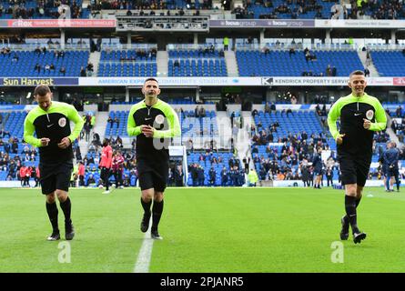 Brighton, Großbritannien. 01. April 2023. Am 1. 2023. April im Amex in Brighton, England, wärmen sich die Spielfunktionäre vor dem Spiel der Premier League zwischen Brighton & Hove Albion und Brentford auf. (Foto von Jeff Mood/phcimages.com) Kredit: PHC Images/Alamy Live News Stockfoto