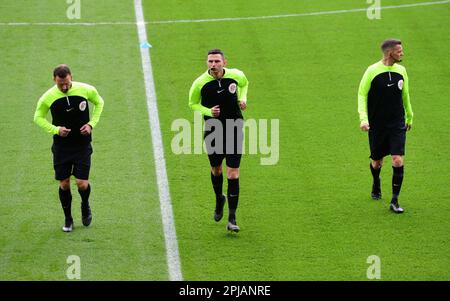 Brighton, Großbritannien. 01. April 2023. Am 1. 2023. April im Amex in Brighton, England, wärmen sich die Spielfunktionäre vor dem Spiel der Premier League zwischen Brighton & Hove Albion und Brentford auf. (Foto von Jeff Mood/phcimages.com) Kredit: PHC Images/Alamy Live News Stockfoto
