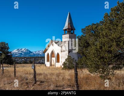 Eine alte verlassene und vernachlässigte Kirche steht immer noch hoch in der ländlichen Landschaft Colorados im Wet Mountain Valley. Stockfoto