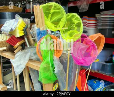 Kinderspielzeug Fischernetze für Minnows in einem Eisenmontagegeschäft vor dem Laden Stockfoto