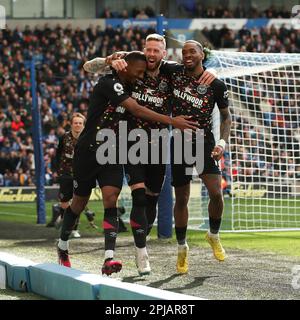 Brighton und Hove, Großbritannien. 01. April 2023. Ethan Pinnock aus Brentford trifft auf 2-3 Punkte und feiert das Spiel der Premier League zwischen Brighton und Hove Albion und Brentford am 1. April 2023 im American Express Community Stadium in Brighton und Hove, England. Foto: Ken Sparks. Nur redaktionelle Verwendung, Lizenz für kommerzielle Verwendung erforderlich. Keine Verwendung bei Wetten, Spielen oder Veröffentlichungen von Clubs/Ligen/Spielern. Kredit: UK Sports Pics Ltd/Alamy Live News Stockfoto