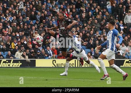 Brighton und Hove, Großbritannien. 01. April 2023. Ethan Pinnock aus Brentford erzielt beim Spiel der Premier League zwischen Brighton und Hove Albion und Brentford am 1. April 2023 im American Express Community Stadium in Brighton und Hove, England, 2-3 Punkte. Foto: Ken Sparks. Nur redaktionelle Verwendung, Lizenz für kommerzielle Verwendung erforderlich. Keine Verwendung bei Wetten, Spielen oder Veröffentlichungen von Clubs/Ligen/Spielern. Kredit: UK Sports Pics Ltd/Alamy Live News Stockfoto