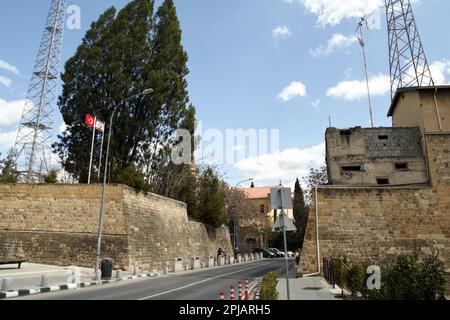 Nikosia, Nikosia, Zypern. 1. April 2023. Die Paphos-Straße verläuft zwischen dem freien und dem besetzten Teil von Nikosia in der Nähe des Paphos-Tors. Das Außenministerium Zyperns hat eine Erklärung abgegeben, die sich auf Arbeiten innerhalb der Pufferzone bezieht, in der die sogenannte "Türkische Republik Nordzypern" ein Fußballstadion baut. Die Pufferzone ist zypriotischer Boden, der den Vereinten Nationen bereitwillig für die Erleichterung ihrer Friedensverpflichtung zur Verfügung gestellt wird, und der Erklärung zufolge hat die zyprische Regierung niemals eine Freigabe für Arbeiten innerhalb der Pufferzone erteilt und fordert die UNFICYP auf, entsprechend zu handeln. (Kreditbild: © Kost Stockfoto