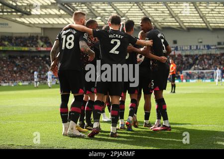 Brighton und Hove, Großbritannien. 01. April 2023. Ethan Pinnock aus Brentford trifft auf 2-3 Punkte und feiert das Spiel der Premier League zwischen Brighton und Hove Albion und Brentford am 1. April 2023 im American Express Community Stadium in Brighton und Hove, England. Foto: Ken Sparks. Nur redaktionelle Verwendung, Lizenz für kommerzielle Verwendung erforderlich. Keine Verwendung bei Wetten, Spielen oder Veröffentlichungen von Clubs/Ligen/Spielern. Kredit: UK Sports Pics Ltd/Alamy Live News Stockfoto