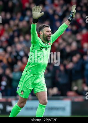 Wrexham, Wrexham County Borough, Wales. 1. April 2023 Wrexham Torwart Ben Foster feiert Wrexhams viertes Tor, während Wrexham Association Football Club V Oldham Athletic Association Football Club auf dem Rennplatz in der Vanarama National League. (Bild: ©Cody Froggatt/Alamy Live News) Stockfoto