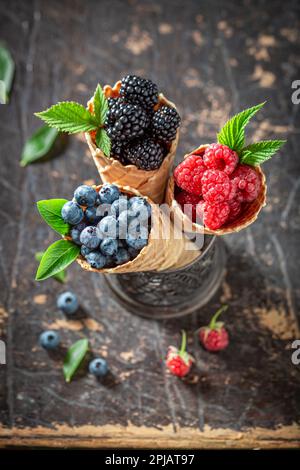Köstliche und süße Beeren in Waffeln, Eiscreme-Konzept mit Zutaten. Stockfoto