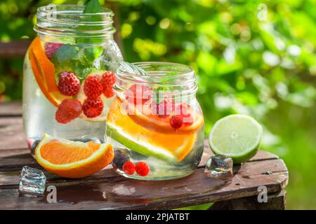 Frische und süße Limonade aus Sommerfrüchten. Kalte Obstlimonade im Sommergarten. Stockfoto
