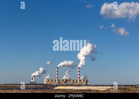 Belchatow, Polen. 29. März 2023. Blick auf das PGE-Kraftwerk in Belchatow. Das Kraftwerk Belchatow ist das größte Kohlekraftwerk in Polen. Es handelt sich um ein Braunkohlekraftwerk, das mit einem Braunkohlebergwerk verbunden ist. Da die Energiepreise aufgrund globaler Entwicklungen wie Russlands Krieg gegen die Ukraine und das Coronavirus steigen, werden Kohlekraftwerke trotz ihrer Auswirkungen auf CO2 strategischer. Kredit: SOPA Images Limited/Alamy Live News Stockfoto