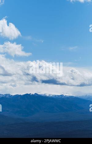Wunderschöner Blick auf die kaukasische Bergkette, das Naturschutzgebiet in der Region Krasnodar und die Republik Adygea, Russland. Landschaft mit Berggipfeln in Th Stockfoto
