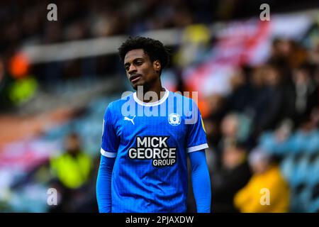 Kwame Poku (11 Peterborough United) während des Spiels der Sky Bet League 1 zwischen Peterborough und Oxford United in der London Road, Peterborough, am Samstag, den 1. April 2023. (Foto: Kevin Hodgson | MI News) Guthaben: MI News & Sport /Alamy Live News Stockfoto