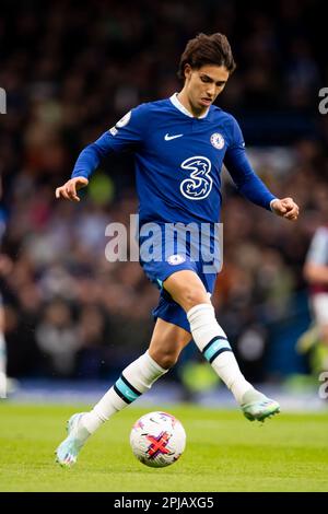 Joao Felix von Chelsea kontrolliert den Ball während des Premier League-Spiels zwischen Chelsea und Aston Villa auf der Stamford Bridge, London, am Samstag, den 1. April 2023. (Foto: Federico Guerra Maranesi | MI News) Guthaben: MI News & Sport /Alamy Live News Stockfoto