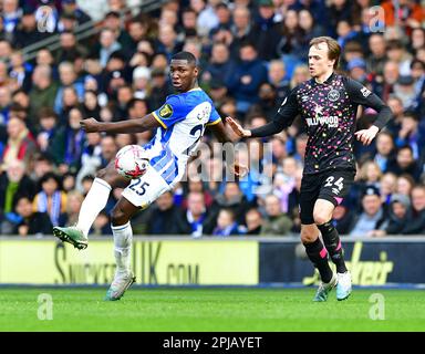 Brighton, Großbritannien. 01. April 2023. Moises Caicedo von Brighton und Hove Albion spielt den Ball unter dem Druck von Mikkel Damsgaard von Brentford während des Premier League-Spiels zwischen Brighton & Hove Albion und Brentford im Amex am 1. 2023. April in Brighton, England. (Foto von Jeff Mood/phcimages.com) Kredit: PHC Images/Alamy Live News Stockfoto