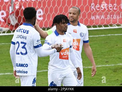 Seraing, Belgien. 01. April 2023. Gents Geschenk Emmanuel Orban wurde mit Teamkollegen während eines Fußballspiels zwischen RFC Seraing und KAA Gent am Samstag, den 01. April 2023 in Seraing, am 31. Tag der ersten Division der belgischen Meisterschaft „Jupiler Pro League“ 2022-2023, fotografiert. BELGA FOTO JOHN THYS Kredit: Belga News Agency/Alamy Live News Stockfoto