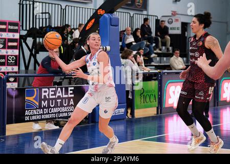 Campobasso, Italien. 30. März 2023. Toffolo Sara von Banco di Sardegna Dinamo Sassari (L) in Aktion während des Quartals der letzten acht Frauen des italienischen Pokals 2023 zwischen Banco di Sardegna Dinamo Sassari und Allianz Geas Sesto San Giovanni in der La Molisana Arena. Banco di Sardegna Dinamo Sassari Team besiegte Allianz Geas Sesto San Giovanni Team mit einem Ergebnis von 53:48. (Foto: Elena Vizzoca/SOPA Images/Sipa USA) Guthaben: SIPA USA/Alamy Live News Stockfoto