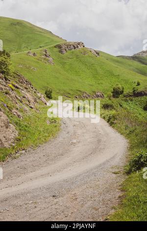 Gefährliche M-20 Schotterstraße zum Tskhratskaro Pass, Georgia, mit grüner Berglandschaft im Trialeti (Kaukasus). Stockfoto