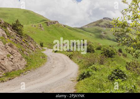 Gefährliche M-20 Schotterstraße zum Tskhratskaro Pass, Georgia, mit grüner Berglandschaft im Trialeti (Kaukasus). Stockfoto