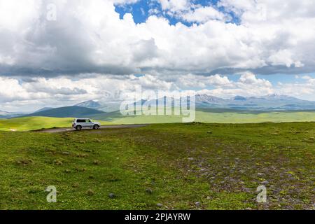 Fahrt im Geländewagen auf der M-20, gewundene Schotterstraße in Richtung Tskhratskaro Pass, Georgia, Javakheti Plateau mit alten, ruhenden Vulkanen und Bergen. Stockfoto