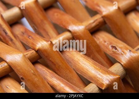 Korb von Zweigen auf isoliertem Hintergrund Stockfoto