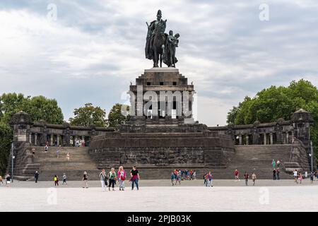 Koblenz, Deutschland, 2022. August. Der Deutsche Eck (Deutsche Ecke) mit der monumentalen Reiterstatue von Wilhelm I., einem berühmten Wahrzeichen von Koblenz Stockfoto