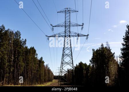 Belchatow, Polen. 29. März 2023. Ein Blick auf die Stromnetze des PGE-Kraftwerks in Belchatow. Das Kraftwerk Belchatow ist das größte Kohlekraftwerk in Polen. Es handelt sich um ein Braunkohlekraftwerk, das mit einem Braunkohlebergwerk verbunden ist. Da die Energiepreise aufgrund globaler Entwicklungen wie Russlands Krieg gegen die Ukraine und das Coronavirus steigen, werden Kohlekraftwerke trotz ihrer Auswirkungen auf CO2 strategischer. (Kreditbild: © Dominika Zarzycka/SOPA Images via ZUMA Press Wire) NUR REDAKTIONELLE VERWENDUNG! Nicht für den kommerziellen GEBRAUCH! Stockfoto