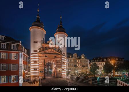 Malerischer Blick auf das Heidelberger Alte Brückentor (Karl-Theodor-Brücke) bei Nacht, Baden-Württemberg, Deutschland Stockfoto