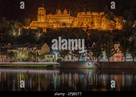 Beleuchtetes Heidelberger Schloss bei Nacht über dem Neckar, Heidelberg, Baden-Württemberg, Deutschland Stockfoto