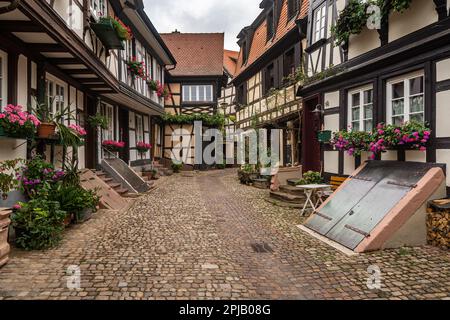 Typische Fachwerkhäuser entlang einer Fußgängerzone in Gengenbach, einer Touristenstadt im Schwarzwald, Deutschland Stockfoto