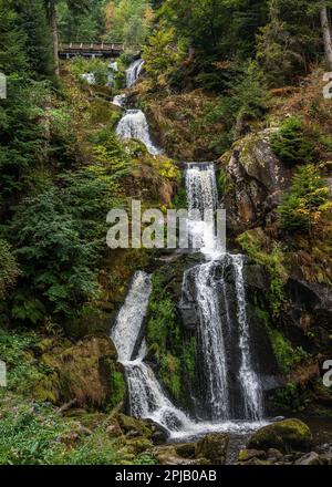 Blick auf die Triberger Wasserfälle, die höchsten Wasserfälle in Deutschland und eines der meistbesuchten Wahrzeichen im Schwarzwald Stockfoto