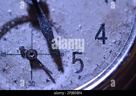 Precious ist eine alte Taschenuhr ohne Glas, bedeckt mit Schmutz, Nahaufnahme Stockfoto