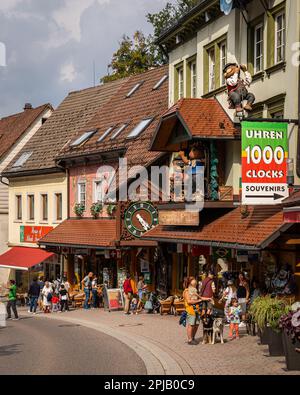 Die Stadt Triberg im Schwarzwald mit Geschäften, die typische Kuckuckuhren aus dem Schwarzwaldviertel verkaufen. Triberg im Schwarzwald, Deutschland, August 2022 Stockfoto