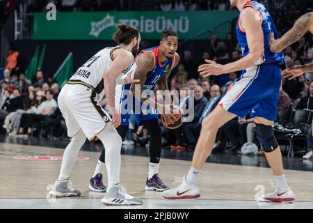 Istanbul, Türkei. 30. März 2023. Will Clyburn (C) von Anadolu Efes Istanbul und Tornike Shengelia (L) von Virtus Segafredo Bologna wurden in Runde 32 der EuroLeague-Saison 2022/2023 von Turkish Airlines zwischen Anadolu Efes und Virtus Segafredo Bologna am Sinan Erdem Dome in Aktion gesehen. Endergebnis: Anadolu Efes 86:67 irtus Segafredo Bologna. Kredit: SOPA Images Limited/Alamy Live News Stockfoto