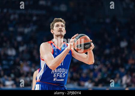 Istanbul, Türkei. 30. März 2023. Tibor Pleiss von Anadolu Efes Istanbul im Kampf gegen Virtus Segafredo Bologna in Runde 32 der regulären EuroLeague-Saison 2022/2023 zwischen Anadolu Efes und Virtus Segafredo Bologna am Sinan Erdem Dome gesehen. Endergebnis: Anadolu Efes 86:67 irtus Segafredo Bologna. Kredit: SOPA Images Limited/Alamy Live News Stockfoto