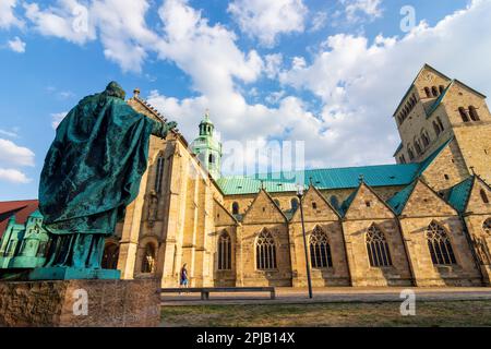 Hildesheim: Hildesheim-Kathedrale, Bernward-Denkmal in der Region Hannover, Niedersachsen, Niedersachsen, Deutschland Stockfoto